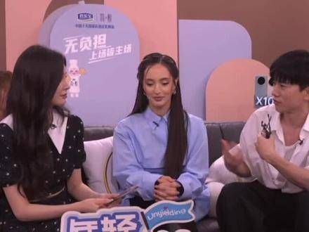 《我是歌手总决赛》后台直播 张杰说他把一年的英文都花在了亚亚身上 哈哈