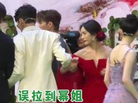 和 杨幂 这一幕比剧本还要搞笑，你们是在上演撕扯偶像剧吗？现场笑声不断！