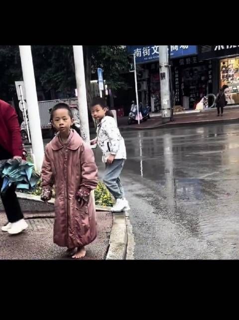 下着小雨，不合身体破旧的睡衣，光着脚，他的妈妈看到得要多心疼啊!