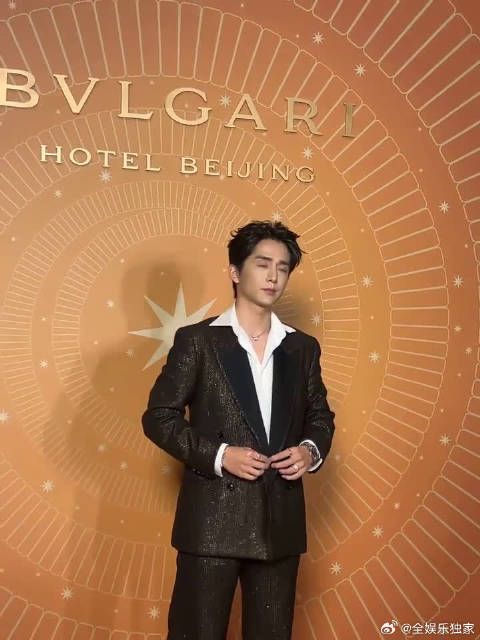 张新成的西装领口开花了！不只是西装，连细节都让人欲罢不能