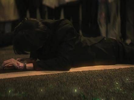 西装单膝跪地,林一你真是魅力四射!