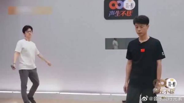 难怪很少见李健跳舞,看完这段笑了,“雨刮器”可还行