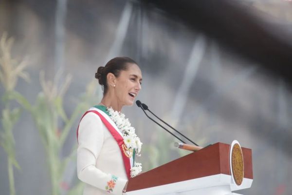10月1日,在墨西哥首都墨西哥城宪法广场,克劳迪娅·辛鲍姆出席庆祝活动。新华社发(弗朗西斯科·卡涅多摄)