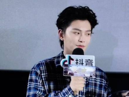 长乐曲北京路演 两人手牵手制作甜点,相互对视的样子让我心都化了