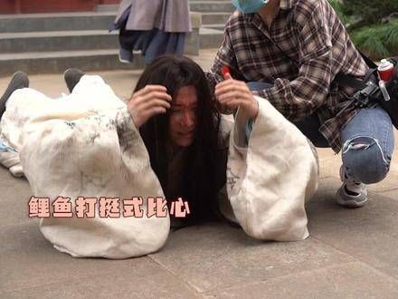 躺在地上也不忘给你比心 白鹿 王一哲 撒糖瞬间已送到…