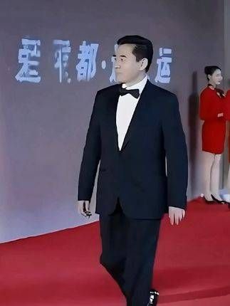 在获奖现场深情向妻子表白,赵奎娥二人自中央戏剧学院校友时期便开始相恋…