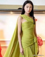 张艺谋之女闪耀法国名媛舞会，兄长伴舞共谱华章