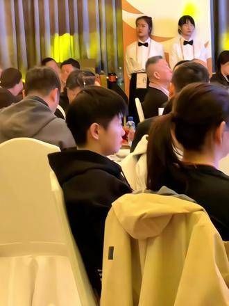2024年成都团队晚宴,莎莎依然是那个乖巧的宝贝,孙颖莎 5114 cr诗诗