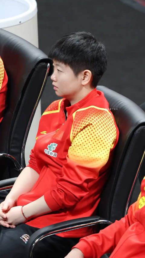 顺毛的速度都慢下来了 这浑圆的后脑勺一看就是我们家小孩 /孙颖莎