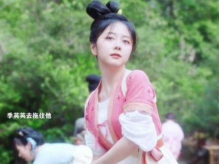 季英英拿把伞阻挡花郎君,给小伙伴们打掩护,这段真是太搞笑了,哈哈哈哈!