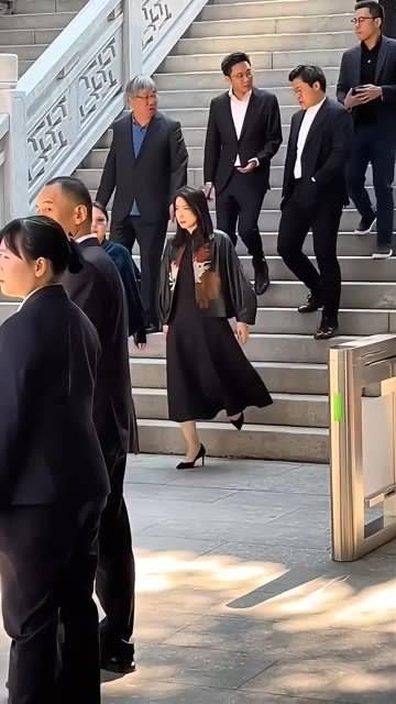 合体现身南沙,两人装扮优雅,气场十足,夫妻携手,共绘美好未来