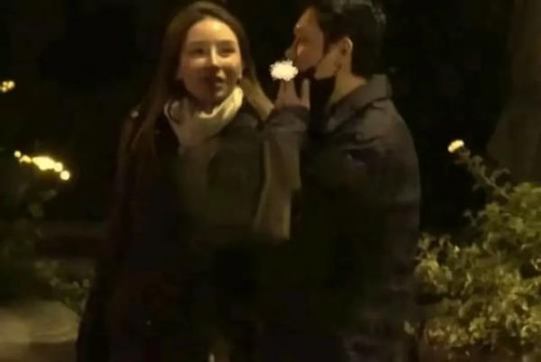 冯绍峰新女友正面曝光，年轻漂亮像混血儿，两人十指紧扣恩爱约会