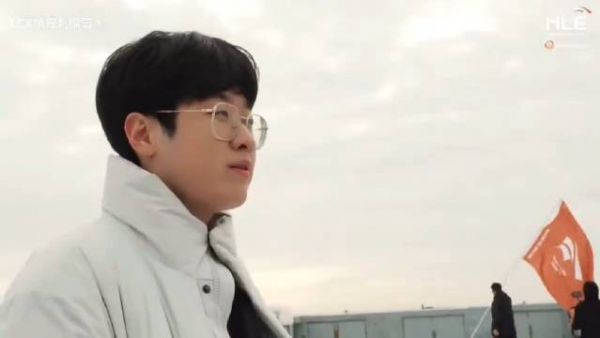 hle发布Zeus拍宣传片的花絮 上个月去就可以和Keria一起训练了…
