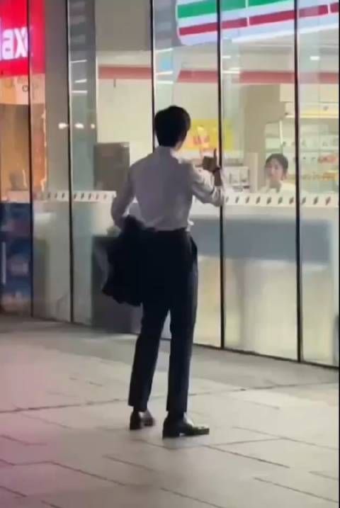 好好好终于轮到微博了是不?