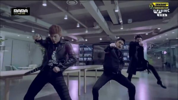 九年前的今天(151202),EXO 在2015MAMA上带来的现场舞台