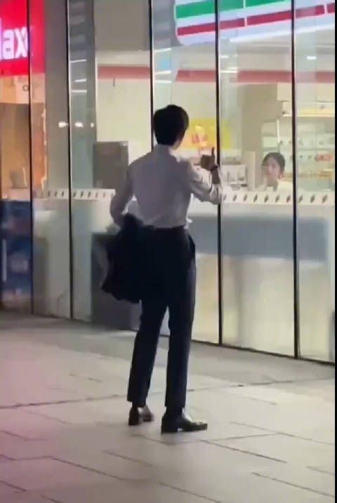 这背影sha······洒脱帅气好迷人呀!原来是天津小伙
