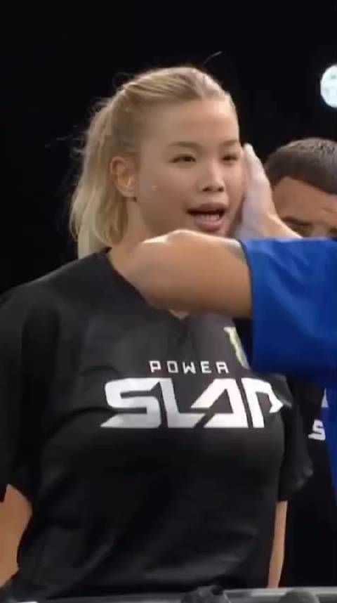 这一巴掌太狠了，网友评论： “打击如此之重以至于她的种族发生了变化”