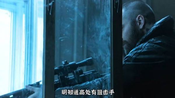 明知道高处有狙击手,几个人还是明目张胆的走上了街头 电影