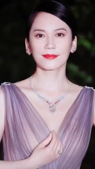 婀娜多姿,艳惊四座的俞飞鸿,肌肤如玉,身姿曼妙,留下无尽的美好