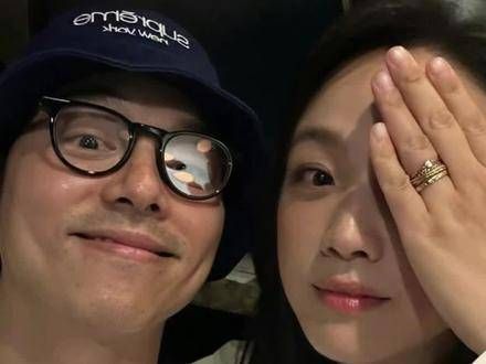 汤唯分享了《梦境》宣传活动时与孔刘的合影,两人在影片中扮演了一对夫妻
