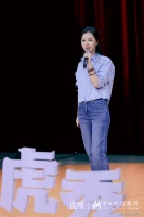 田朴珺脱口秀压轴登陆虎嗅之夜 幽默化解创业艰辛