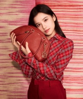 Burberry 风采呈献全新广告大片和系列精品， 礼赞蛇年新禧