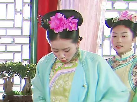 若曦起初对素净的蓝色并无好感,但后来由于四爷说喜爱雨后的青蓝色调…