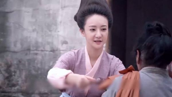 正房成了黄脸婆,丈夫嫌弃她丢人,谁料正房换上华服帮他出尽风头