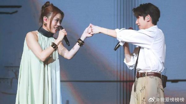 王源演唱会上听到结婚反应可爱,容祖儿到场,二人谈祖儿源儿发音