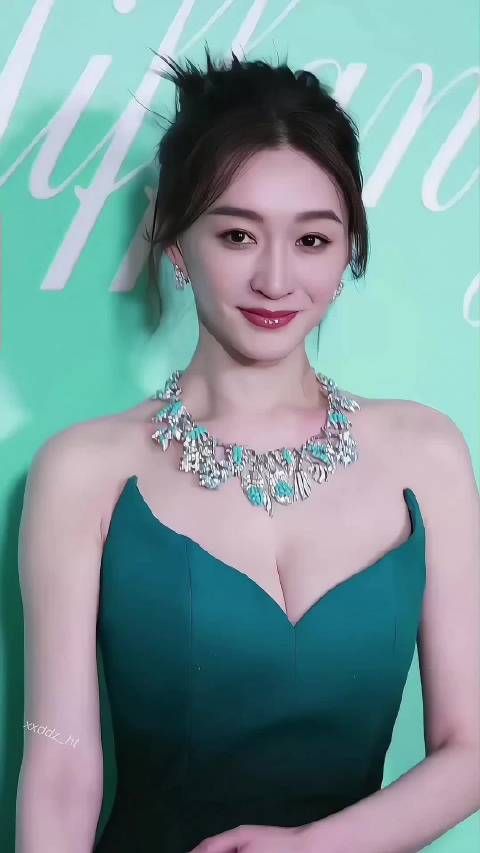 李小冉真的是一脸的富态,风韵犹存的代表