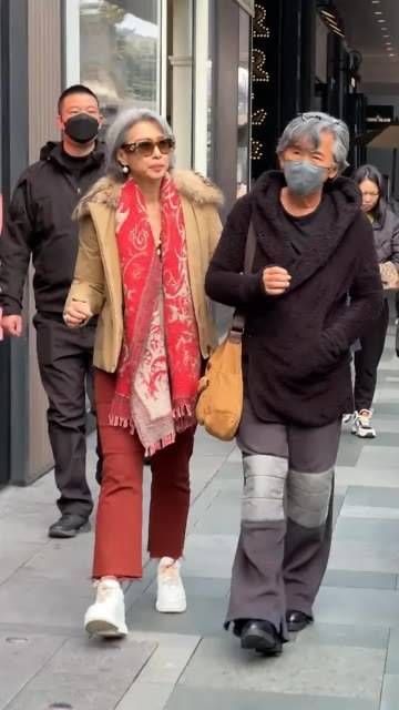 在香港街头巧遇 夫妇,两人尽管年岁已高,但感情依旧十分深厚…