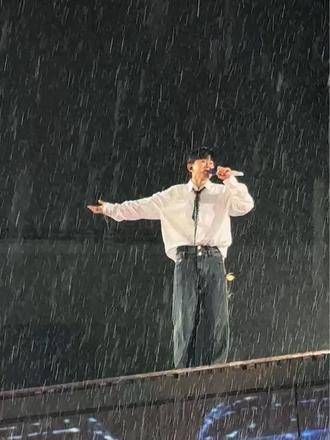 下雨版《北斗星的爱》 气温很低, 雨水倾盆…