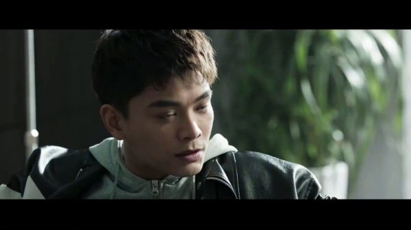 近日,电视剧《黑白森林》开播,@丁禹兮 为了贴合剧中角色,剪了硬朗的寸头…