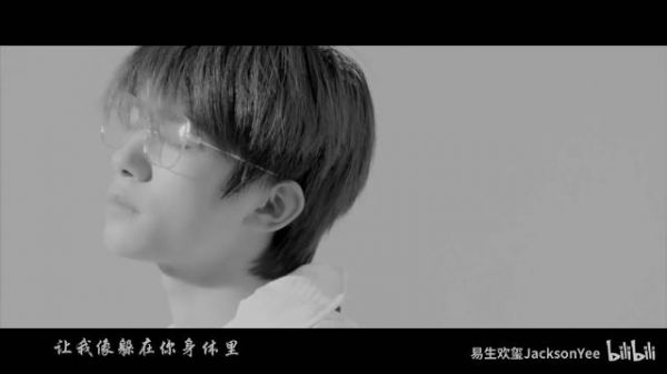 易烊千玺《喜欢你》现场版,歌词描绘了深深的喜爱与依恋