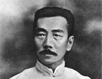 郭沫若用4个字喷鲁迅，鲁迅添1字回骂，世人笑称：这便是郭沫若