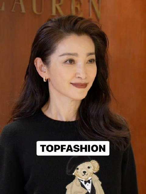 高清原相机直出,姐的状态太好了,小熊针织衫搭配优雅长裙的搭配也很有巧思…