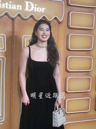 张雨霏身着黑色丝绒长裙,尽展优雅气质,真是泳坛里的甜美公主
