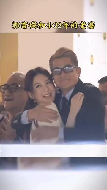 跟小自己22年的妻子一起观看赛马,居然看不出两人年龄差距,真是保养得太好了