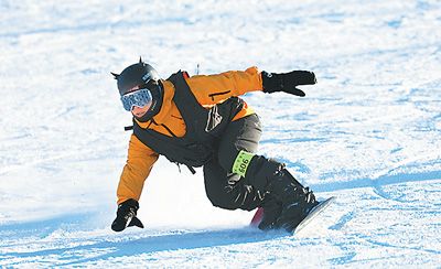 近日,滑雪爱好者在内蒙古自治区扎兰屯市金龙山滑雪场体验滑雪。韩颖群摄(人民视觉)