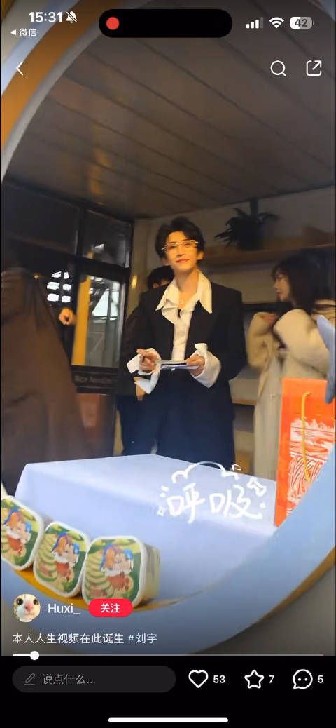 笑鼠了,给丫头逗的