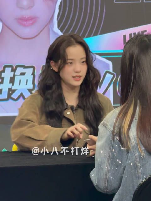 天呐被欧阳娜娜的真诚戳到了 面对喜欢了自己很久的粉丝,娜娜说12月底会有演出…