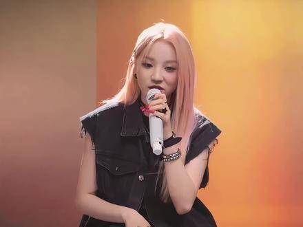 雨琦的粉色头发加上那独特的烟嗓，唱起情歌来真是让人难以忘怀