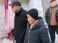 88岁东北大妈来看杨议，杨议台上抖包袱：相声行业让我弄得不团结