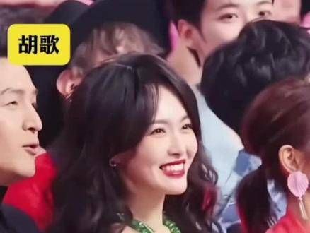 胡歌在唐嫣耳边低语,逗得她笑声连连,原来明星也能如此天真烂漫