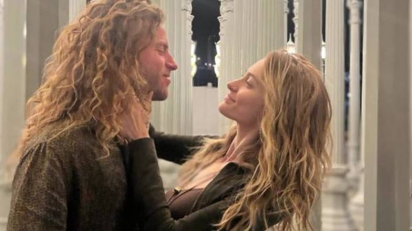 恭喜！迈克尔·杰克逊26岁女儿订婚，被男友浪漫求婚，合照曝光