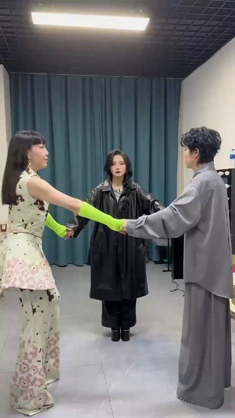 吴莫愁的超女朋友圈也太宝藏了吧,昨天李斯丹妮送了她手帐本…