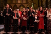 夏洛特公主参加圣诞颂歌音乐会，穿红色双排扣外套显成熟稳重