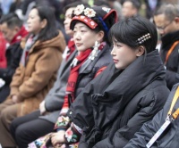 头戴非遗漆珠发卡惊艳亮相 李子柒诚邀大家来四川共度春节