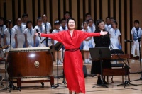 用身体作乐器：龚琳娜济南音乐会疑似“军训”，带领观众“吼”出来