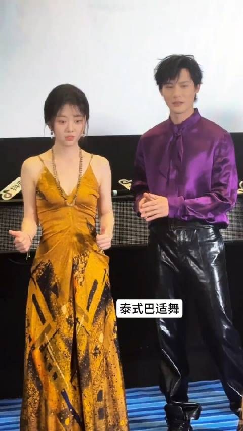 谭松韵好会扭,乖乖的脸性感的身姿,本人感觉比电视剧里好看些